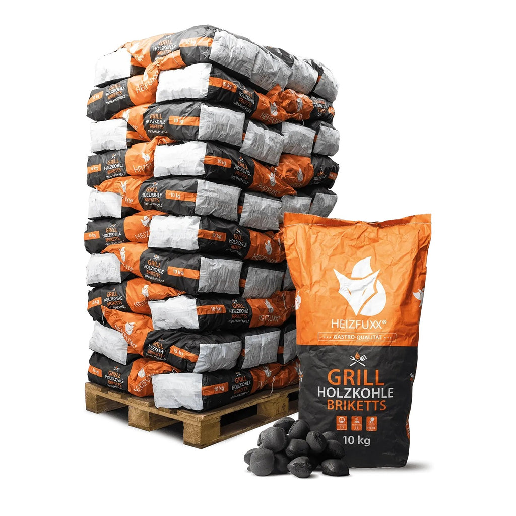 Palette mit 60 Säcken Heizfuxx Grillbriketts (10kg), orange-schwarz, daneben offener Sack mit Briketts. Brennstoffe.