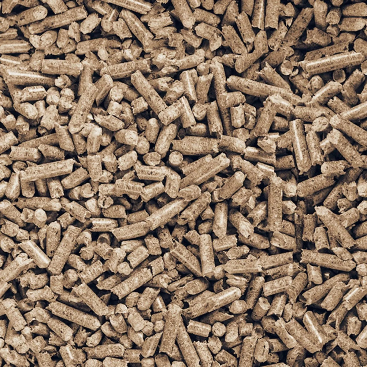 Nahaufnahme von vielen hellbraunen, zylindrischen Holzpellets für Heizfuxx Brennstoffe zum Heizen.