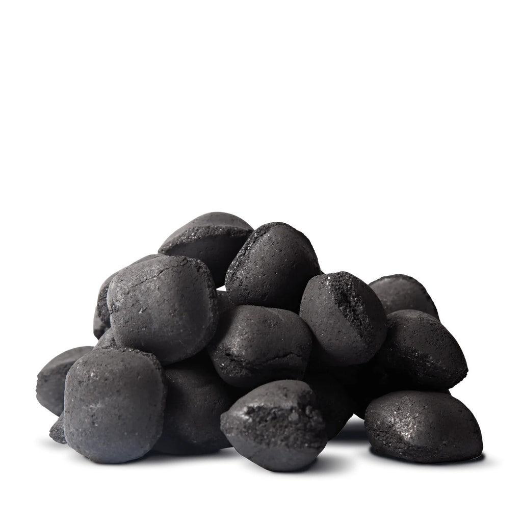 Dunkle Grillbriketts aus Hartholz, 30-50mm Körnung, für lange Brenndauer und gleichmäßige Glut. Brennstoffe.