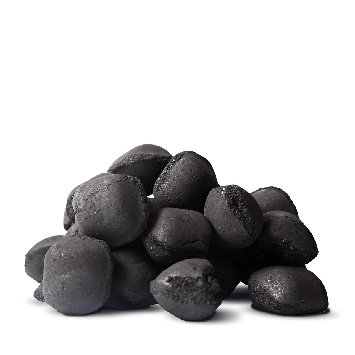 Dunkle Grillbriketts aus Hartholz, 30-50mm Körnung, für lange Brenndauer und gleichmäßige Glut. Brennstoffe.