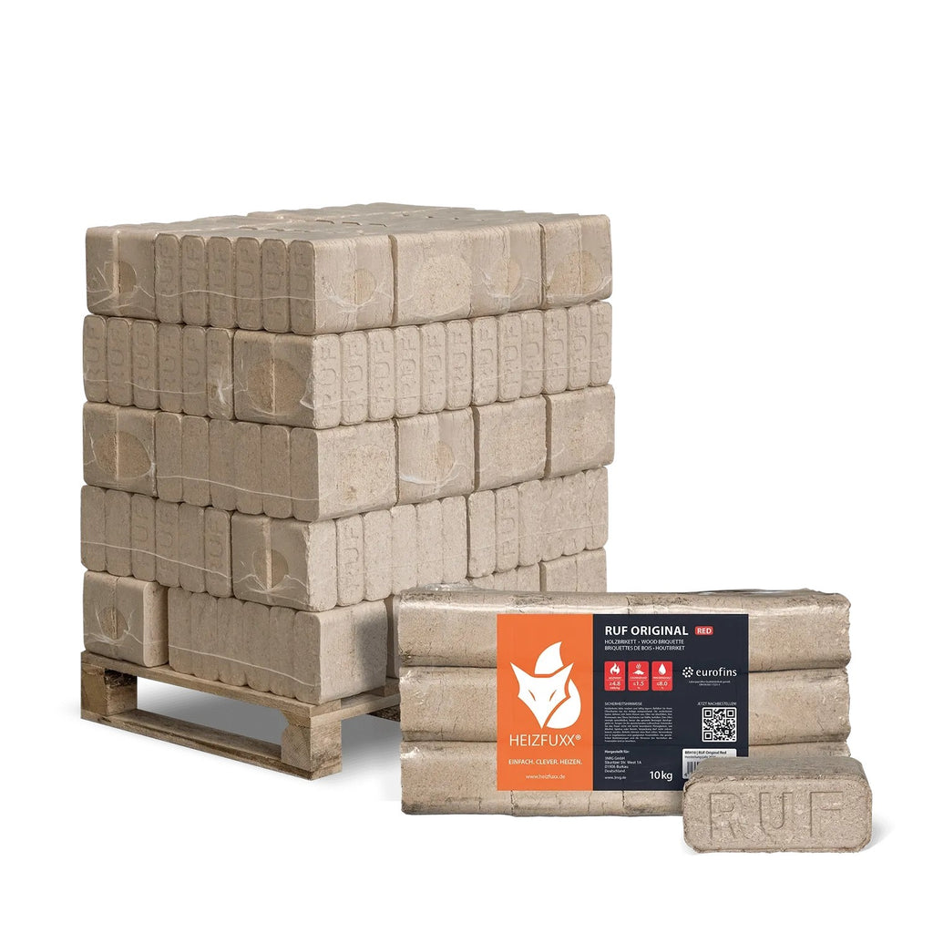 Palette Heizfuxx RUF Original Red Hartholzbriketts auf Holzpalette, daneben ein 10kg Pack. Brennstoffe für Kamin & Ofen.