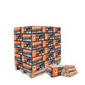 Heizfuxx BBQ Buchenholzbriketts: 18 Gebinde auf Palette, daneben zylindrische Briketts. Ideal für Grill & Kamin.
