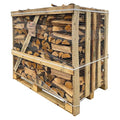 Fireland Kaminholz Raummeter - Laubholz, Länge Holzscheit: 25 cm - 33 cm - Ein großer Palettencontainer, gefüllt mit sauber gestapeltem Kaminholz, umwickelt mit Netzfolie für den einfachen Transport.