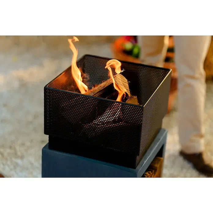 Fireland Kaminholz Raummeter - Laubholz, Länge Holzscheit: 25 cm - 33 cm - Quadratische Feuerstelle mit Flammen im Metallkorb. Genießen Sie Lagerfeueratmosphäre mit Stil und Wärme im Freien.